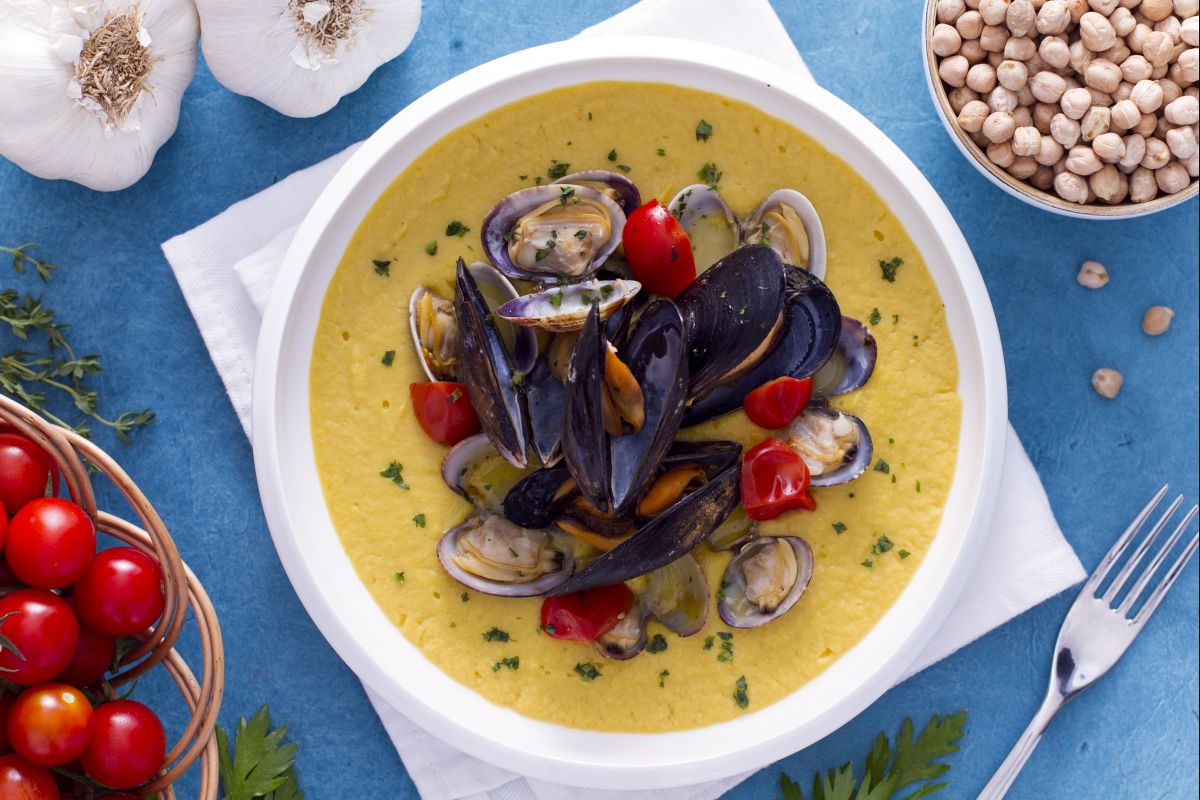 Creme de grão-de-bico com sauté de mexilhões e amêijoas