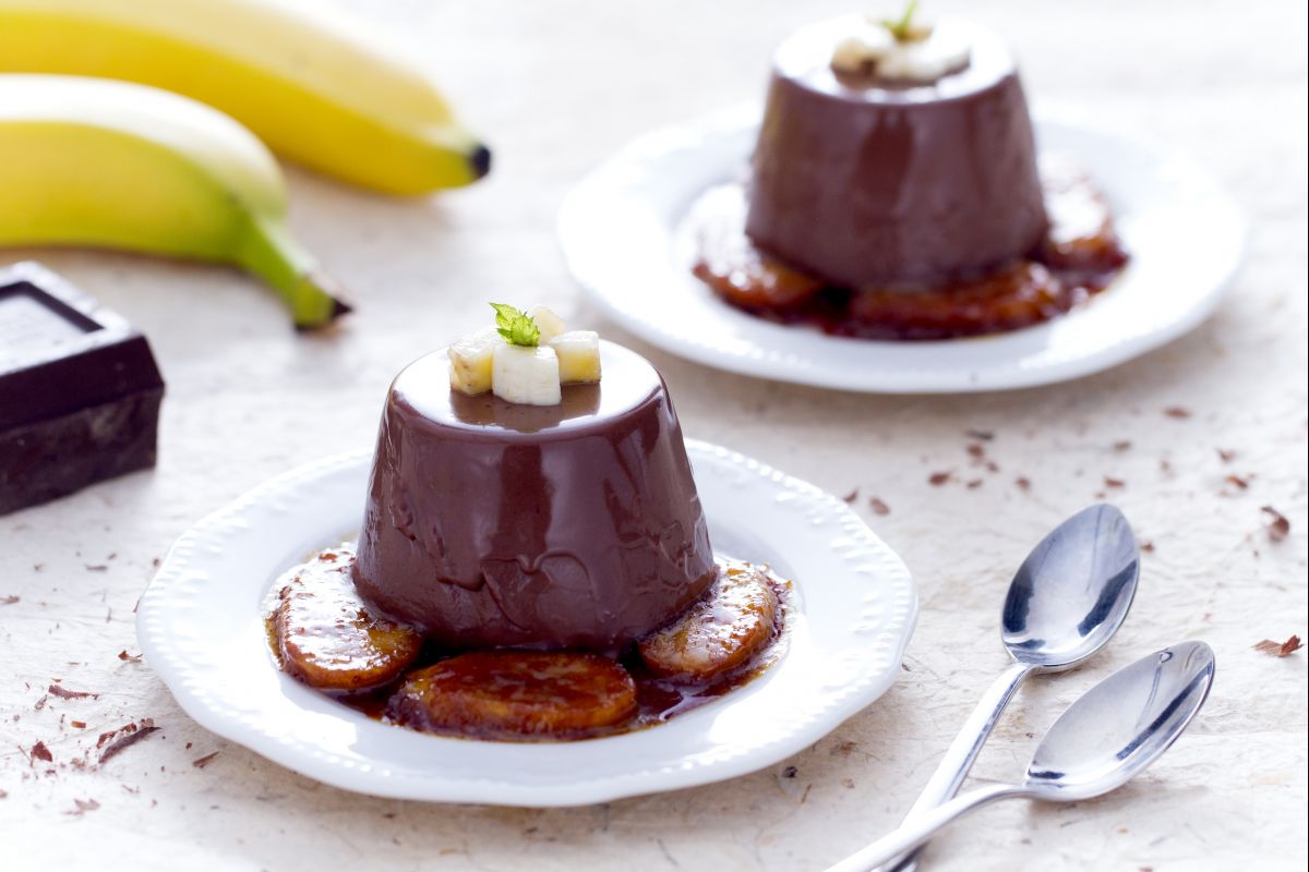 Panna cotta de chocolate com bananas caramelizadas