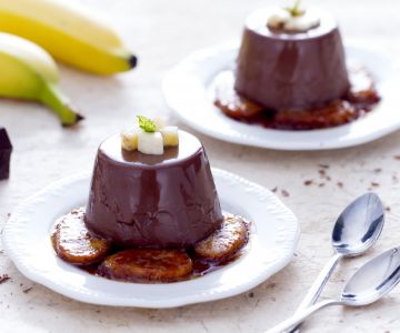 Panna cotta de chocolate com bananas caramelizadas