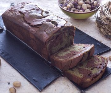 Bolo inglês de pistache mesclado com chocolate