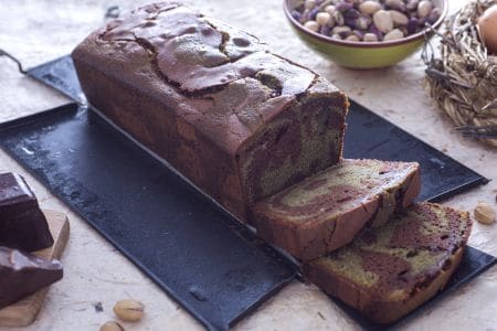 Bolo inglês de pistache mesclado com chocolate