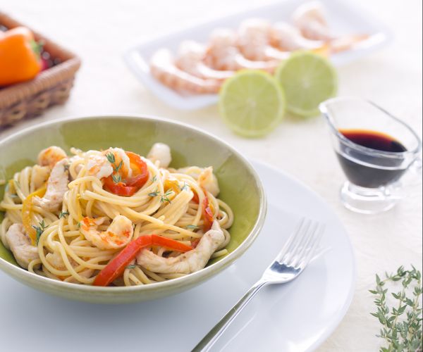 Espaguete salteado com frango e camarões