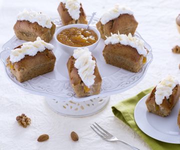 Financiers com nozes e geleia de pêssego