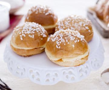 Mini tarte tropezienne com creme mousseline e geleia de damasco