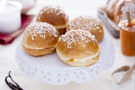 Mini tarte tropezienne com creme mousseline e geleia de damasco