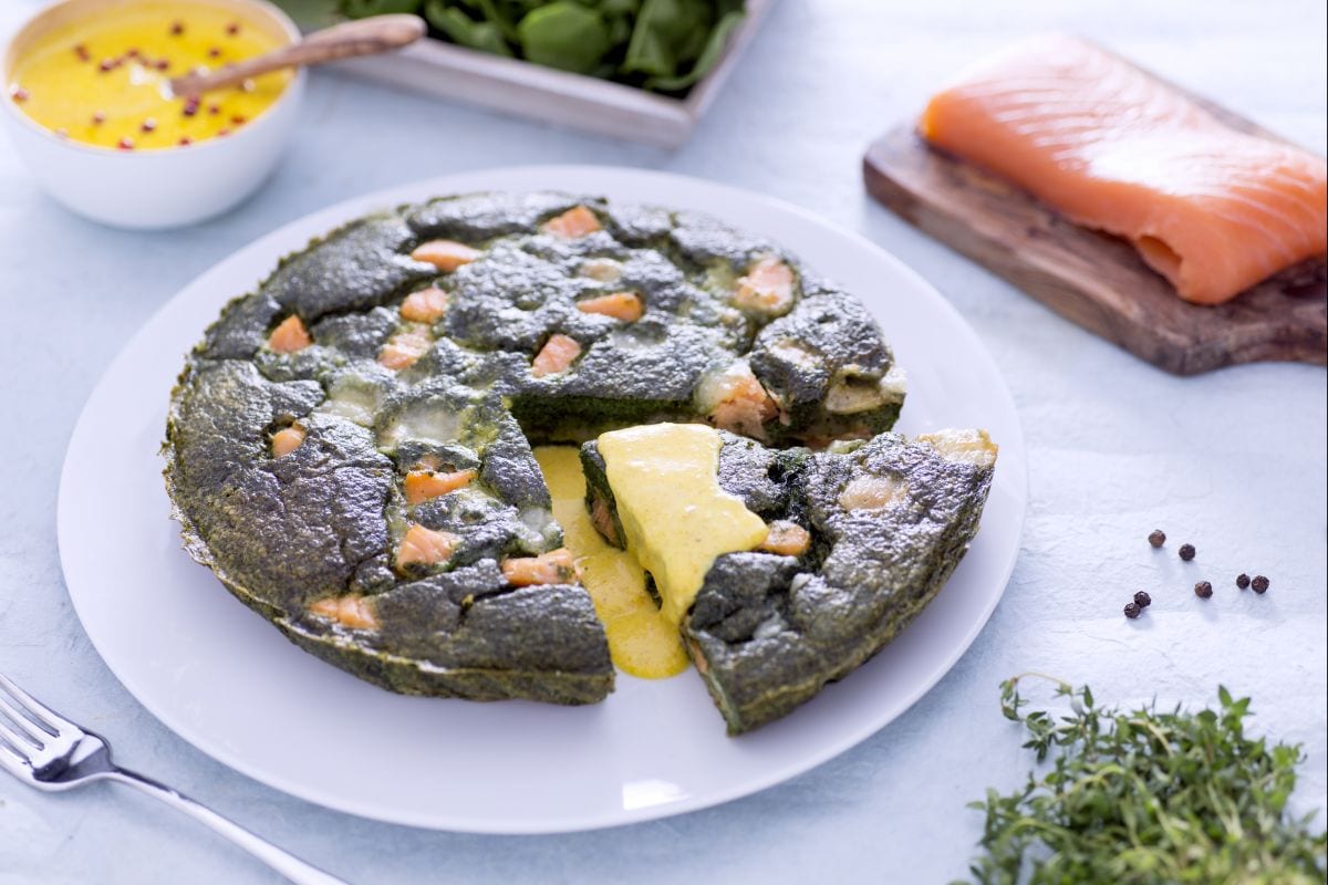 Fritada verde com salmão, queijo toma e molho de açafrão