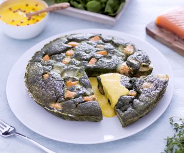 Fritada verde com salmão, queijo toma e molho de açafrão