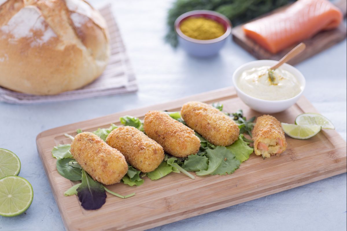 Croquetes de batata e salmão com molho de iogurte