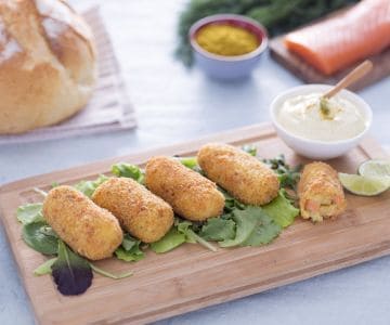 Croquetes de batata e salmão com molho de iogurte
