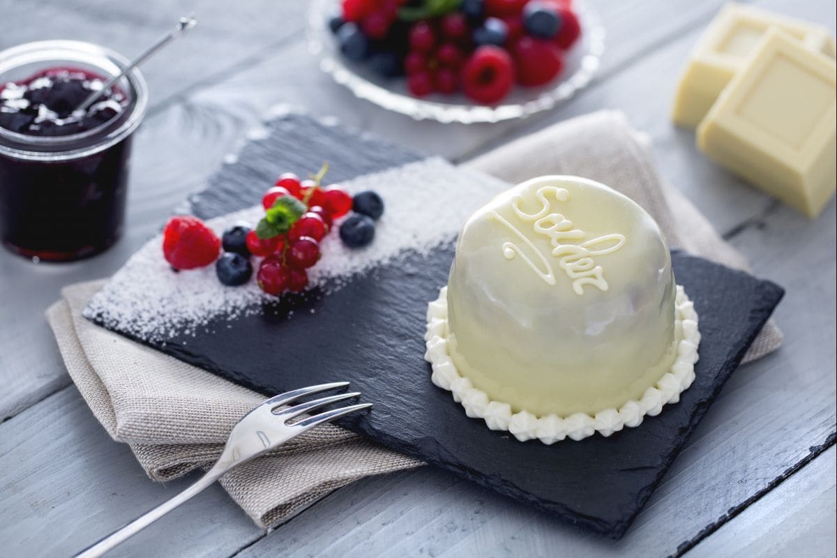 Mini sacher branca com amêndoas