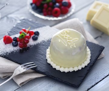Mini sacher branca com amêndoas