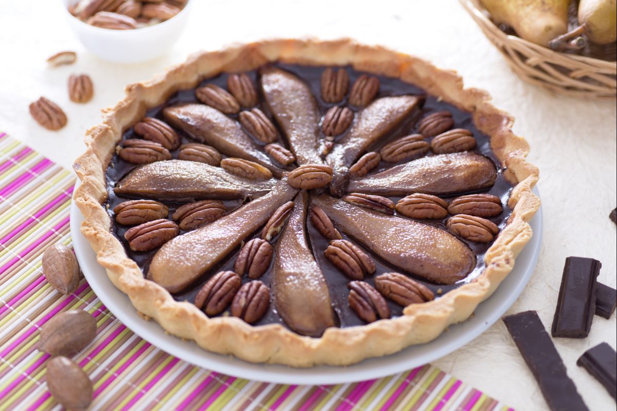 Torta de chocolate com peras e nozes pecan