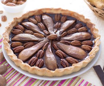 Torta de chocolate com peras e nozes pecan