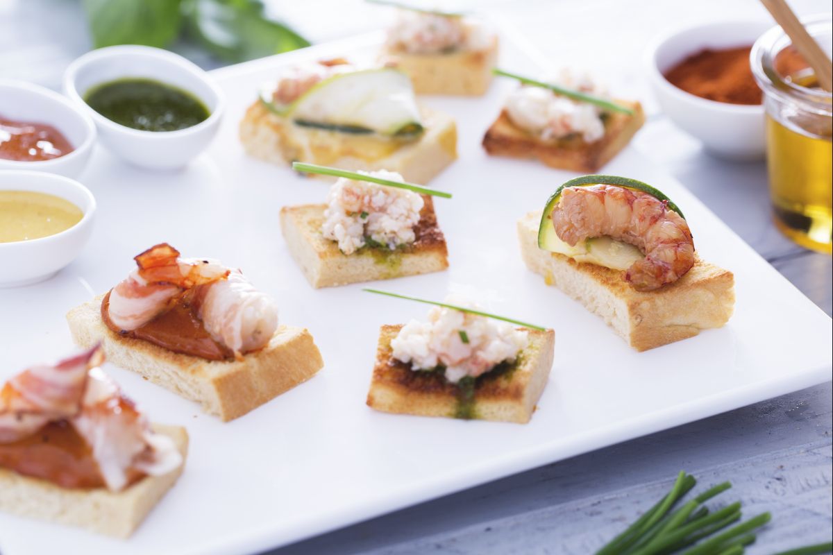 Trio de canapés de pão brioche com camarões