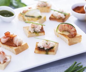 Trio de canapés de pão brioche com camarões