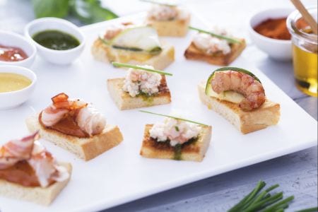 Trio de canapés de pão brioche com camarões