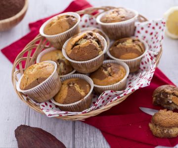 Muffins mesclados com cacau e gotas de chocolate branco