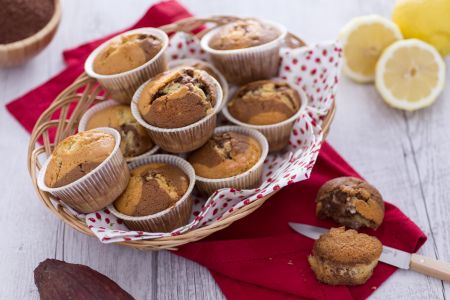 Muffins mesclados com cacau e gotas de chocolate branco