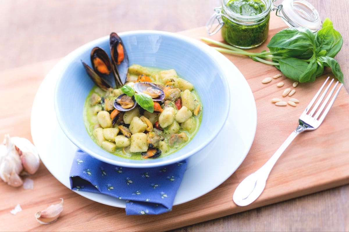 Nhoques de batata ao pesto com mexilhões e amêijoas