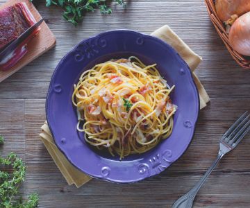 Vermicelli com molho de cebola e bacon