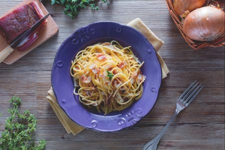 Vermicelli com molho de cebola e bacon