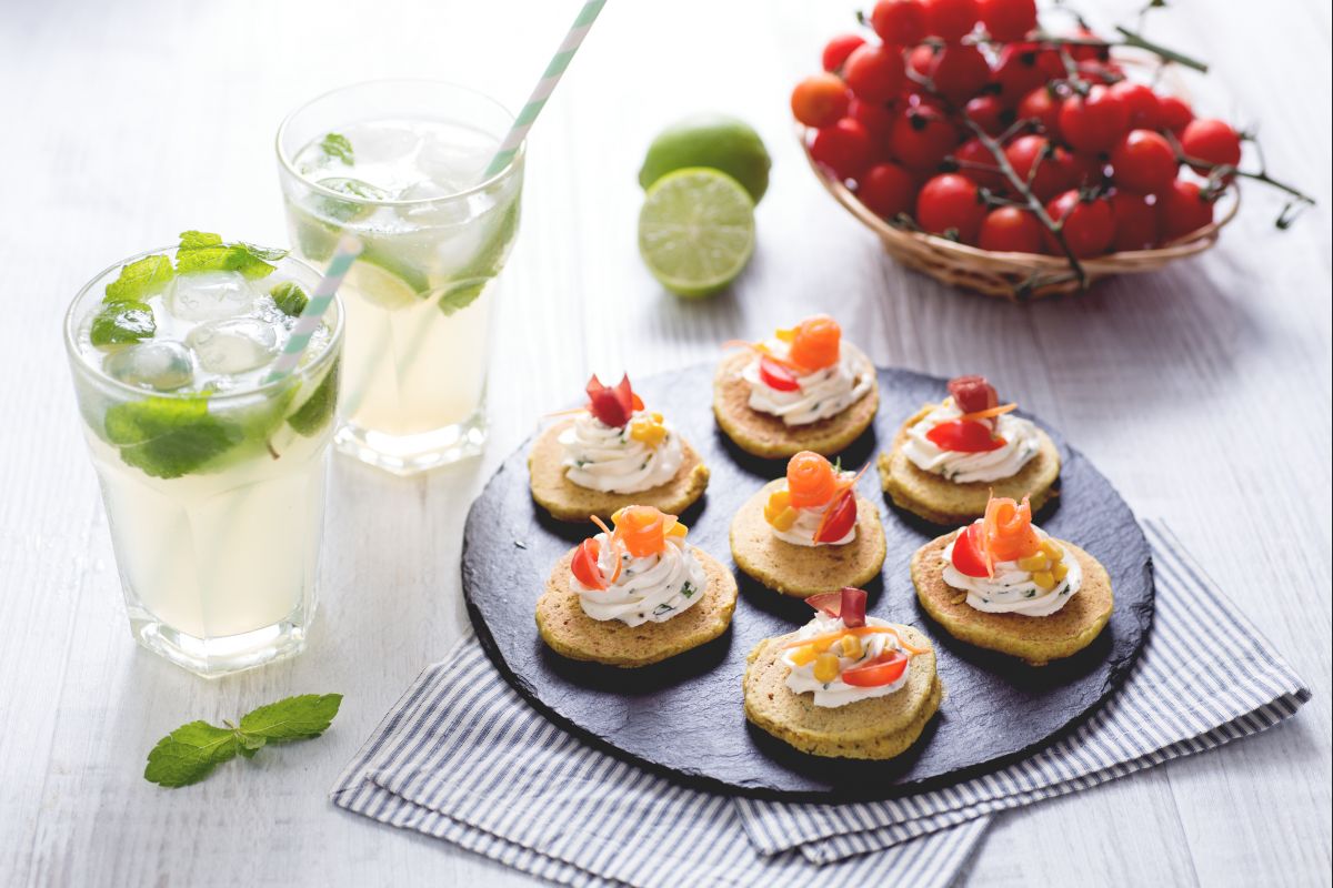 Panquecas integrais sem leite, ovos, manteiga com mojito sem álcool