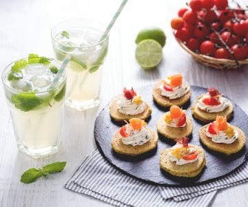 Panquecas integrais sem leite, ovos, manteiga com mojito sem álcool