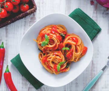 Ninhos de espaguete ao molho picante
