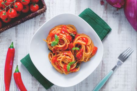 Ninhos de espaguete ao molho picante