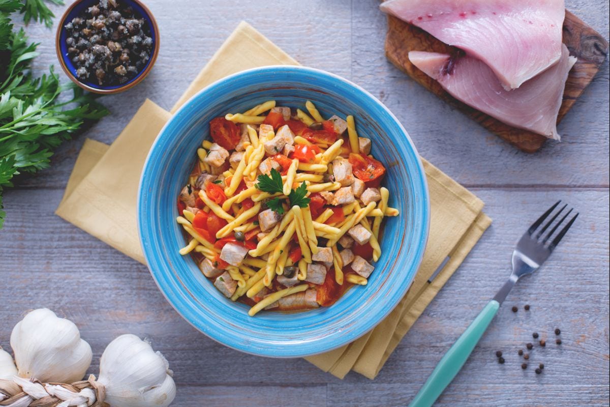 Strozzapreti com peixe-espada, tomatinhos e alcaparras