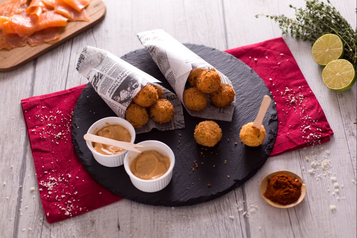 Bolinhos fritos de salmão e batata com maionese rápida de páprica