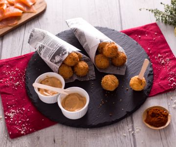 Bolinhos fritos de salmão e batata com maionese rápida de páprica