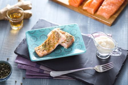 Filé de salmão com pimenta verde, gengibre e limão