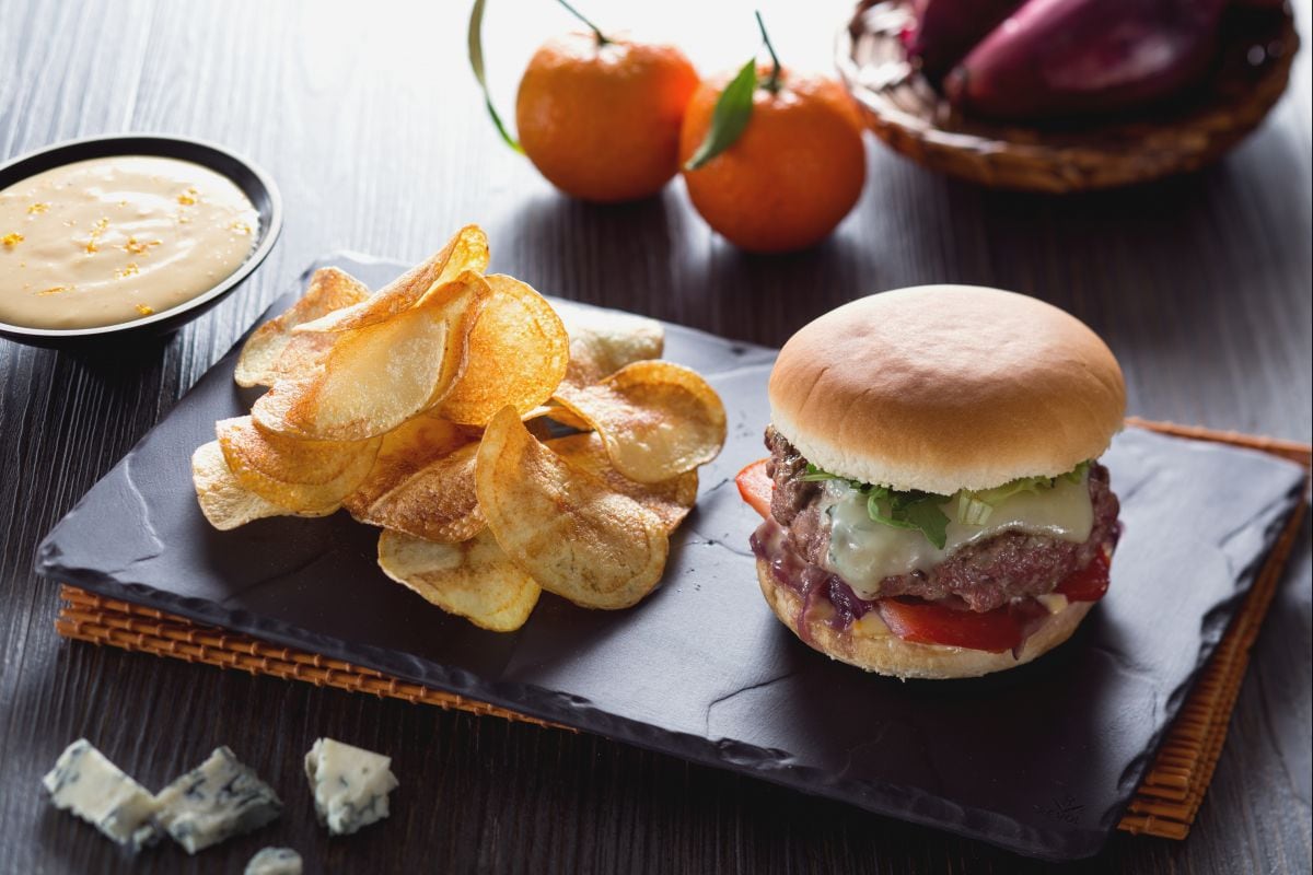 Hambúrguer de pato com maionese cítrica