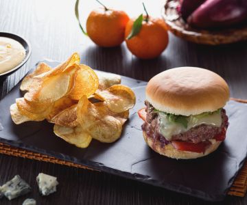 Hambúrguer de pato com maionese cítrica