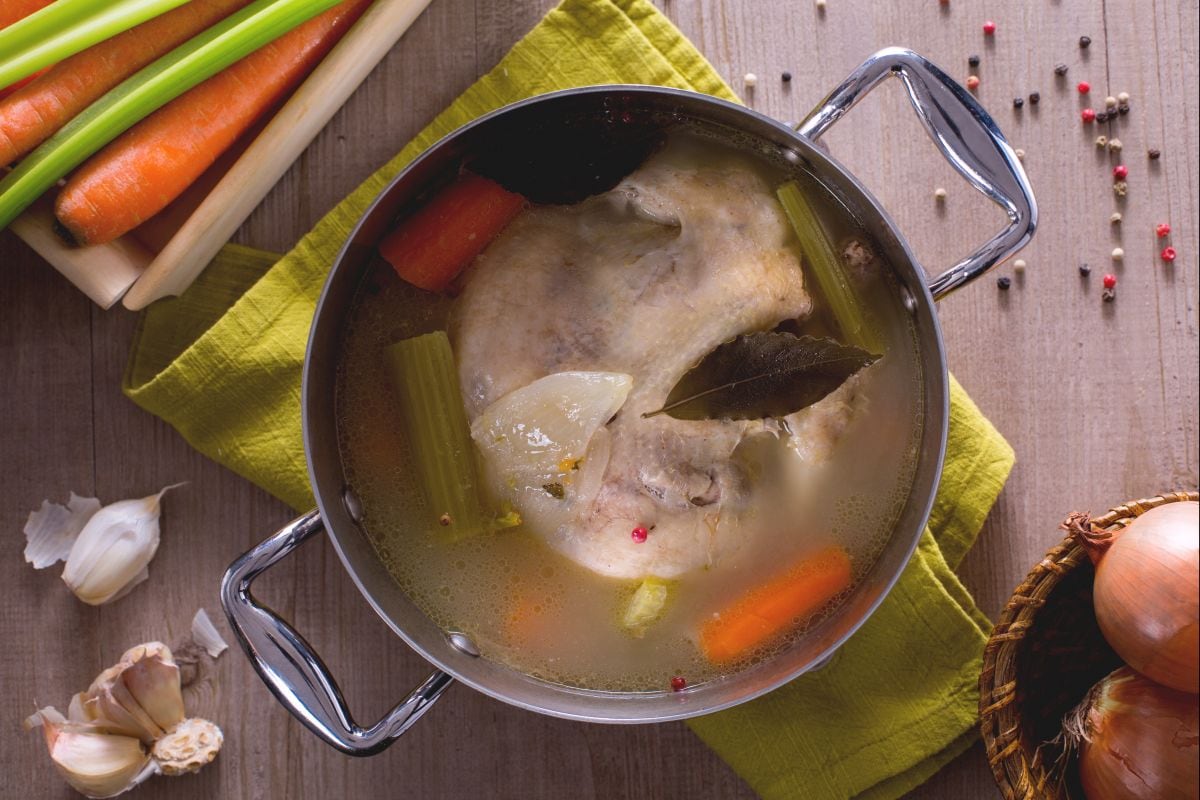 Caldo de galinha (ou frango)