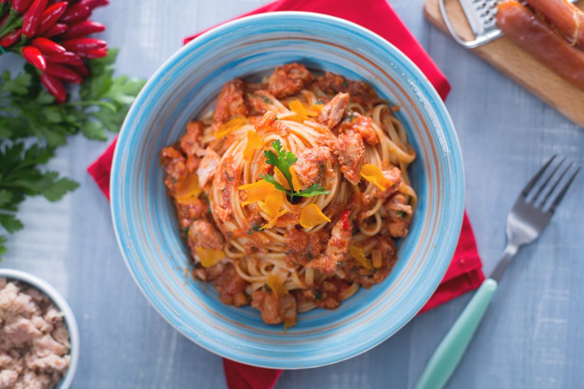 Macarrão com atum, anchovas e bottarga