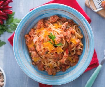 Macarrão com atum, anchovas e bottarga
