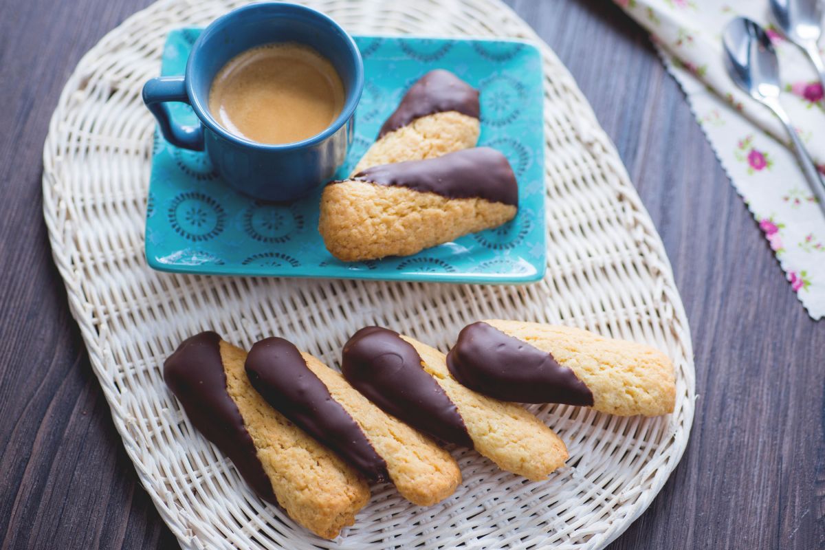 Biscoitos de coco cobertos com chocolate