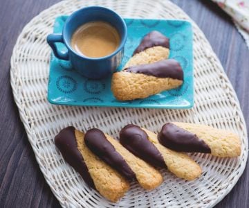 Biscoitos de coco cobertos com chocolate