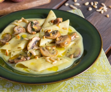 Pennoni com creme de batatas e cogumelos