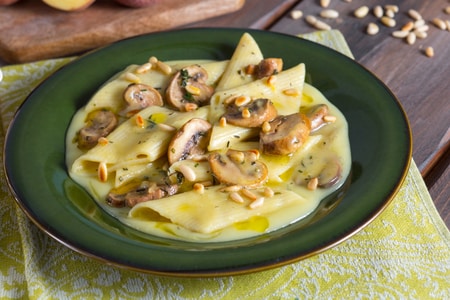 Pennoni com creme de batatas e cogumelos