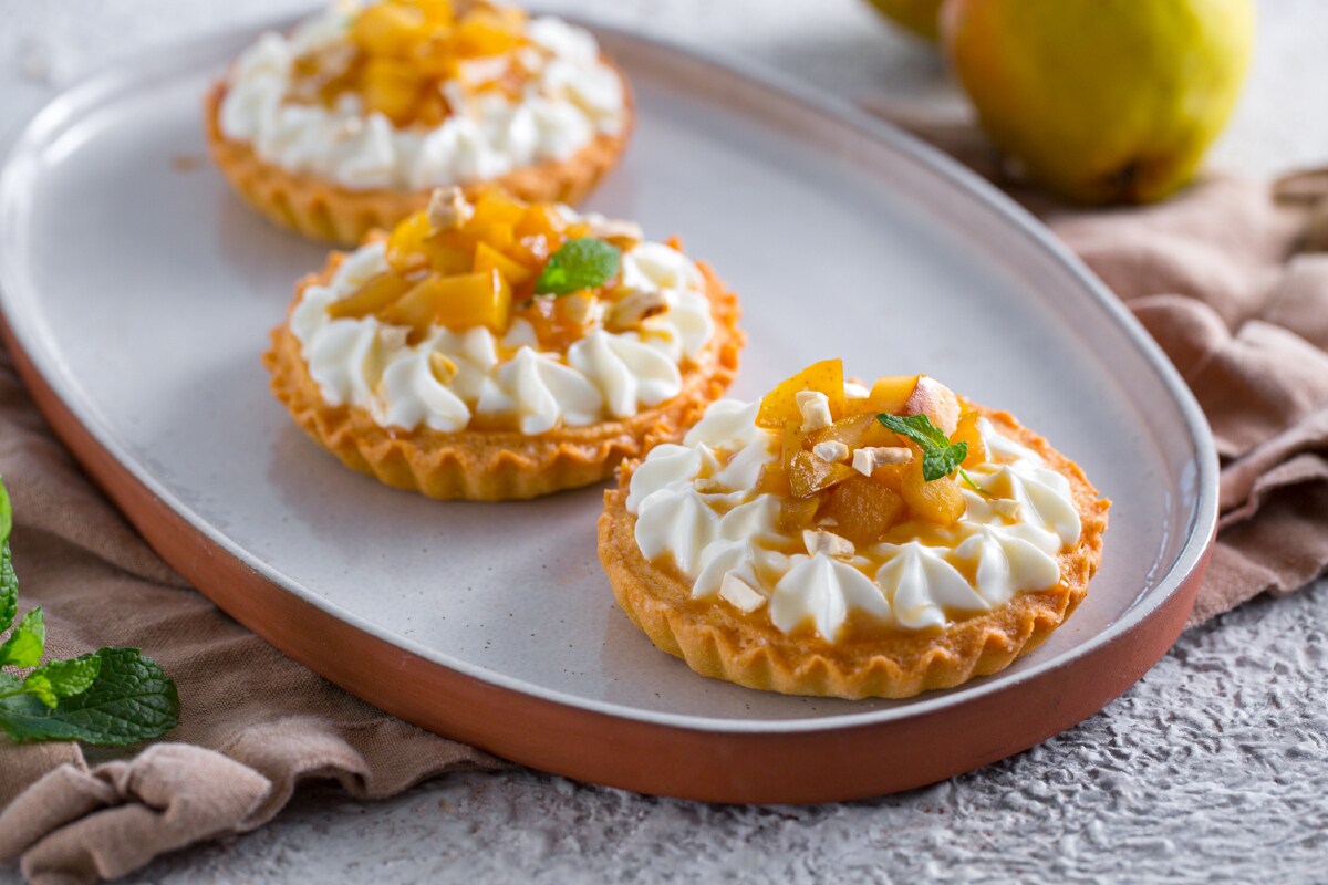 Tortinhas com creme de Skyr, pera e castanha de caju