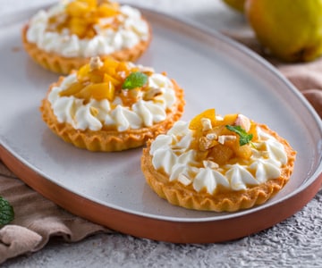 Tortinhas com creme de Skyr, pera e castanha de caju