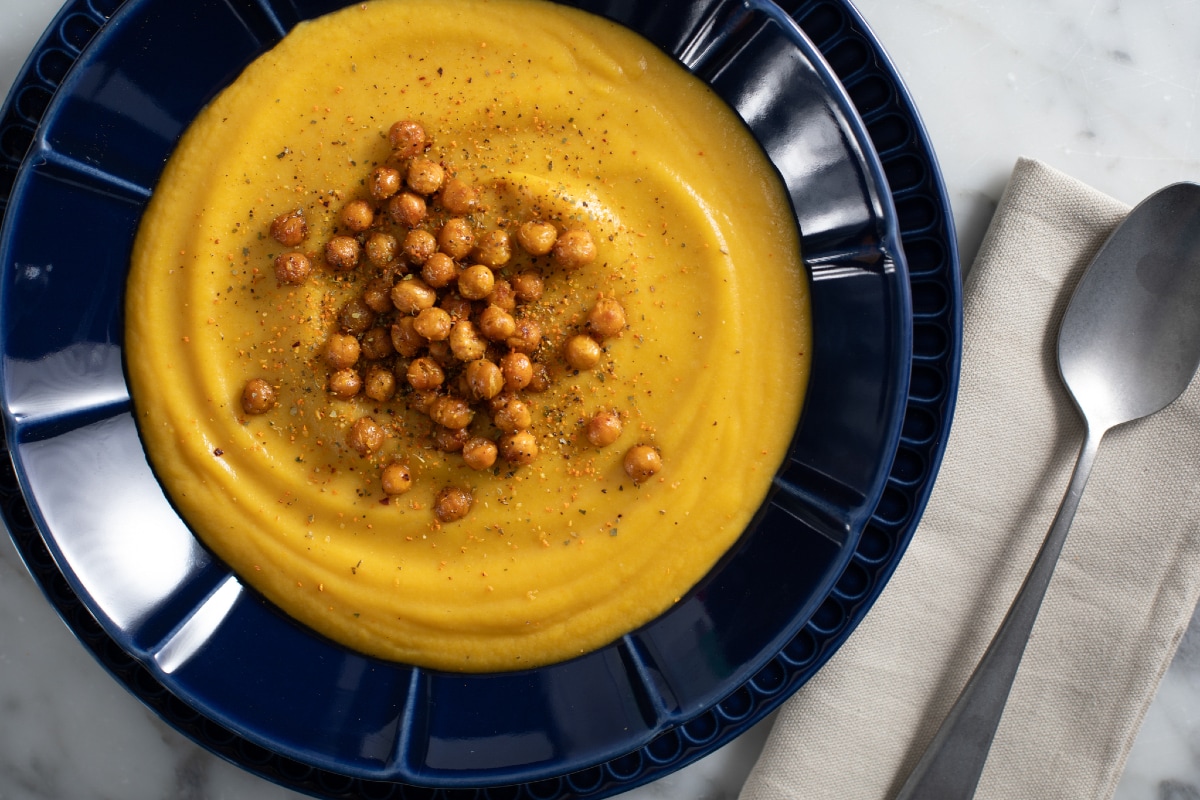Creme de couve-flor e cúrcuma com grão-de-bico crocante