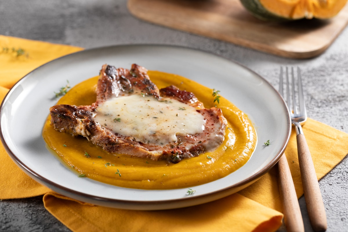 Costeletas de porco com creme de abóbora e taleggio