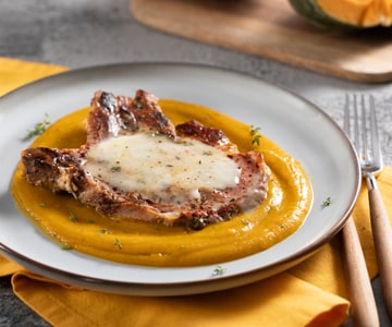 Costeletas de porco com creme de abóbora e taleggio