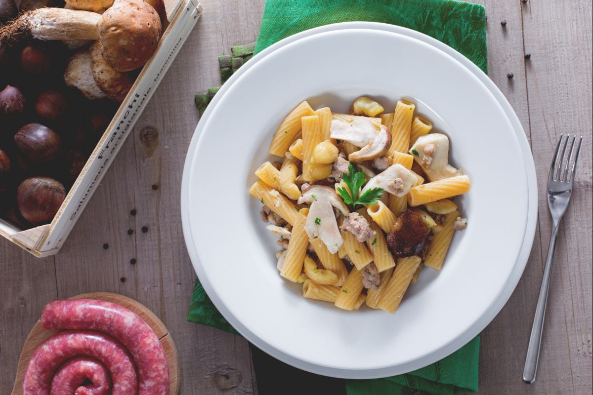 Massa com porcini, linguiça e castanhas trituradas
