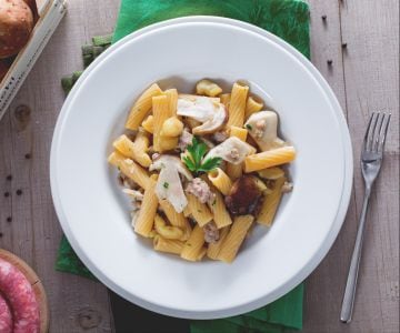 Massa com porcini, linguiça e castanhas trituradas