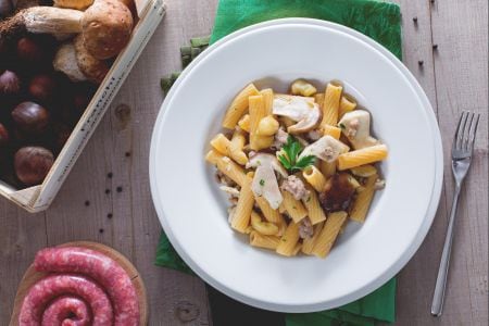 Massa com porcini, linguiça e castanhas trituradas